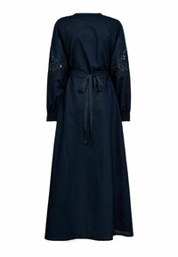 Rochie lungă bleumarin cu mâneci lungi, având detalii din dantelă pe mâneci și o talie legată. Material neted și design complet, fluid.