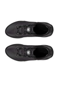 Scarpe sportive nere con tomaia in pelle testurizzata, dotate di sistema di chiusura Boa, lacci piatti e un design elegante.