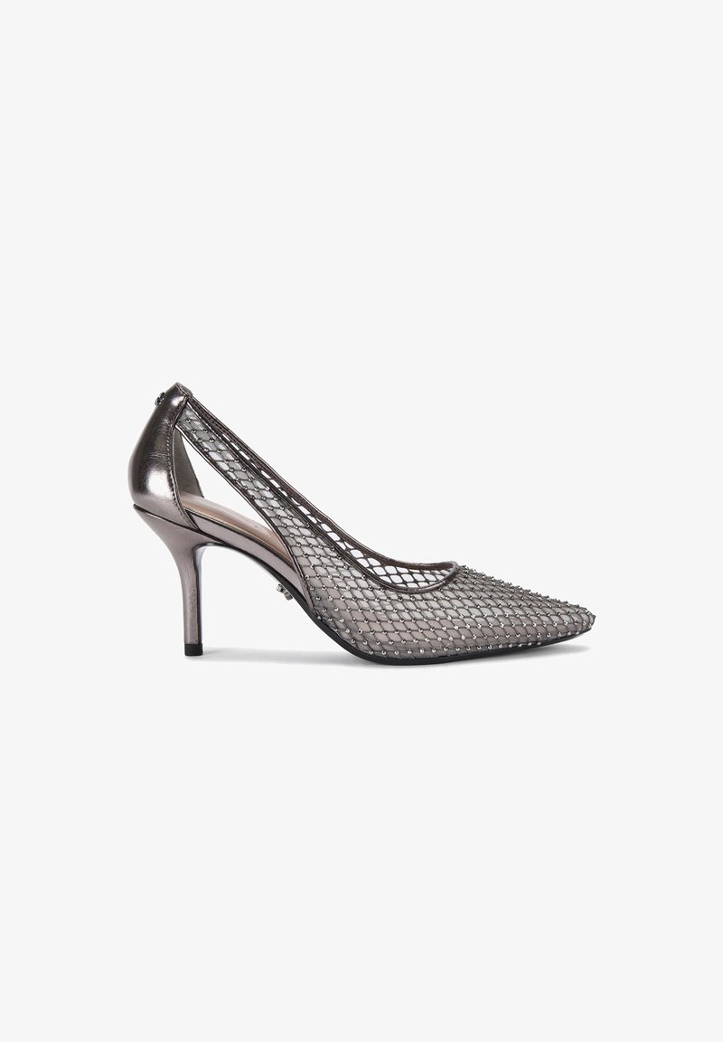 Escarpin gris métallique à talons hauts avec un bout pointu, un tissu en maille et des clous décoratifs sur le bout, présentant un design élégant et des côtés ouverts.