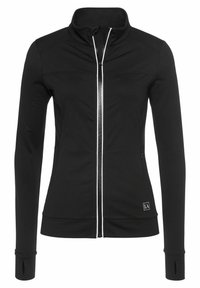 Schwarze Zip-Jacke aus glattem Stoff. Mit Stehkragen, langen Ärmeln mit Daumenlöchern und kontrastierendem weißen Reißverschluss.