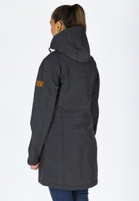 Grijze stoffen jas met een capuchon, met een gestructureerd oppervlak, lange mouwen en een bruin leren accent op de linker schouder.