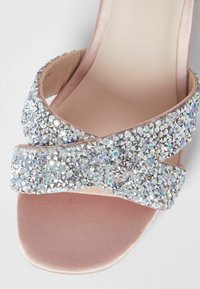 Lipsy LOW BLOCK HEEL OCCASION - Sandaalit nilkkaremmillä - nude pink