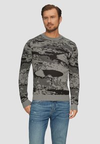 Pull en camouflage gris avec un col rond, des poignets et un ourlet côtelés. Fabriqué en tissu tricoté doux ; présente des motifs noirs et gris foncé.