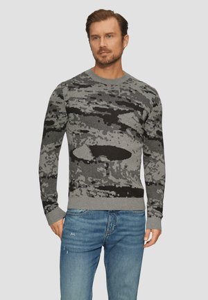 Pull en camouflage gris avec un col rond, des poignets et un ourlet côtelés. Fabriqué en tissu tricoté doux ; présente des motifs noirs et gris foncé.