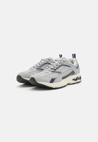Hallgrå võrgusneaker siniste aktsentidega, tekstuuriga pealne, pehmendusega tald ja paeltega disain. Omab kummist välisosa haardevõimekuse jaoks.