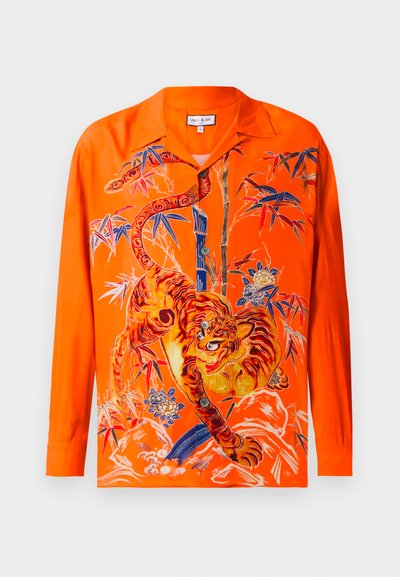 Pomarańczowa koszula z długim rękawem z wyrazistym nadrukiem tygrysa i węża, z akcentami bambusa i kwiatów, wykonana z gładkiego materiału.