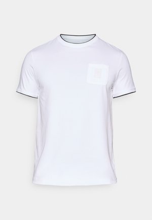 Camiseta blanca de manga corta hecha de algodón, con cuello redondo con ribete negro y un bolsillo en el pecho con un diseño sutil en relieve.