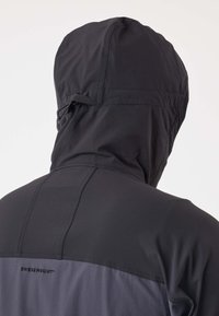 Vista posteriore di una giacca con cappuccio nera e grigia con regolazione a coulisse e marchio "Swedemount" sulla parte superiore della schiena.