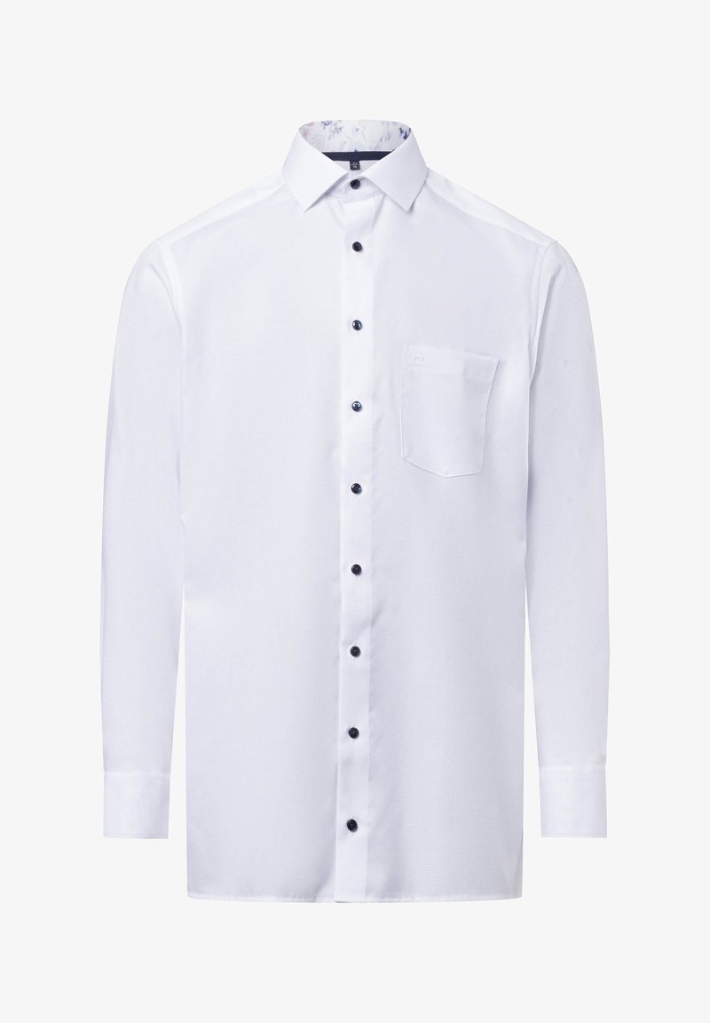 Witte blouse met lange mouwen van textuurstof, met een klassieke kraag, een voorzak en donkere knopen tegen de witte achtergrond.