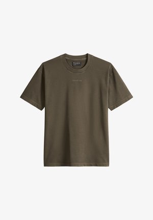 Olijfgroene T-shirt met korte mouwen en ronde hals, met een subtiel tonale logo borduursel op de borst en een geribde kraag.