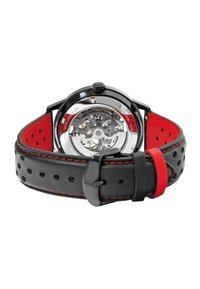 Montre automatique avec un boîtier en acier inoxydable noir et un fond transparent. Elle est dotée d'un bracelet en cuir noir perforé avec des accents rouges.