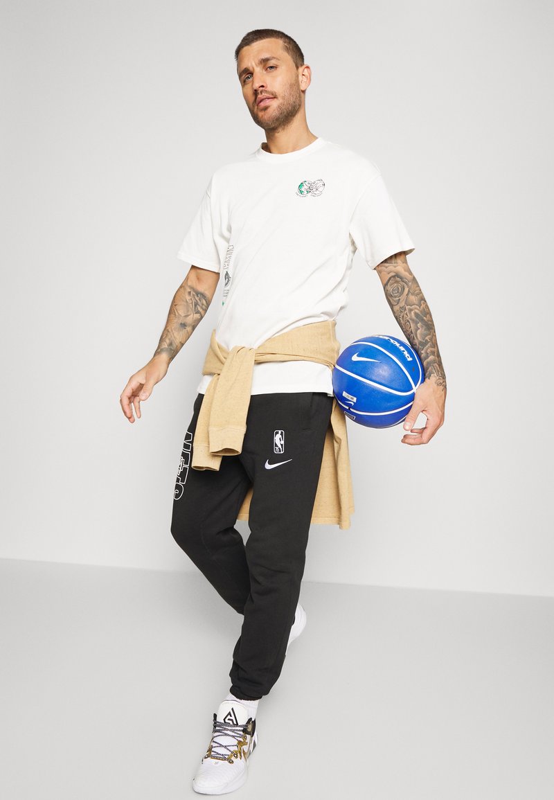 Herren Trainingsanzüge | Nike Performance NBA BROOKLYN NETS FUTURE PANT Vereinsmannschaften black/schwarz - RM72650 Herren Trainingsanzüge | Nike Performance NBA BROOKLYN NETS FUTURE PANT Vereinsmannschaften black/schwarz - RM72650