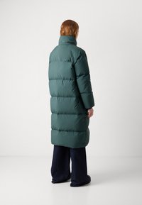 Lacoste Abrigo de plumas - sinople/lapland
