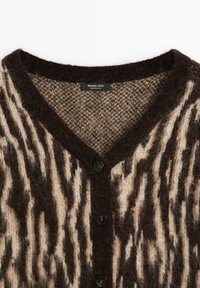 Cardigan a righe marrone e beige con scollo a V, caratterizzato da bottoni neri, maglia lavorata e un'etichetta di Massimo Dutti.
