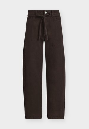 Dunkelbraune Hose mit geradem Bein, Taillenband, vorderem Knopf und Taschen, vor einem weißen Hintergrund dargestellt.