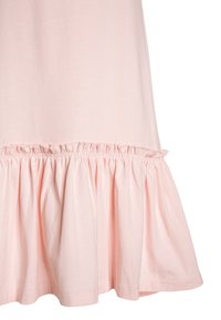 Jasnoróżowa bawełniana sukienka z falbaniastym dołem. Materiał jest gładki z delikatnym połyskiem, a projekt zawiera marszczone detale w talii.