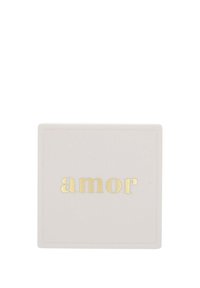Scatola quadrata di un pallido rosa con testo in oro che dice "amor". Texture liscia, lieve lucentezza e design semplice con un sottile bordo embossato.