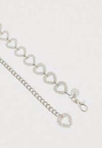 Hõbe käevõru, mis sisaldab omavahel seotud südamekujundeid, kaunistatud selgete kristallidega, lõpetatud krokodillikinnituse ja ahelaga.