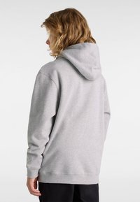 Sudadera gris con bolsillo canguro, mangas largas y capucha con cordón. Hecha de una tela suave, con puños y dobladillo acanalados.