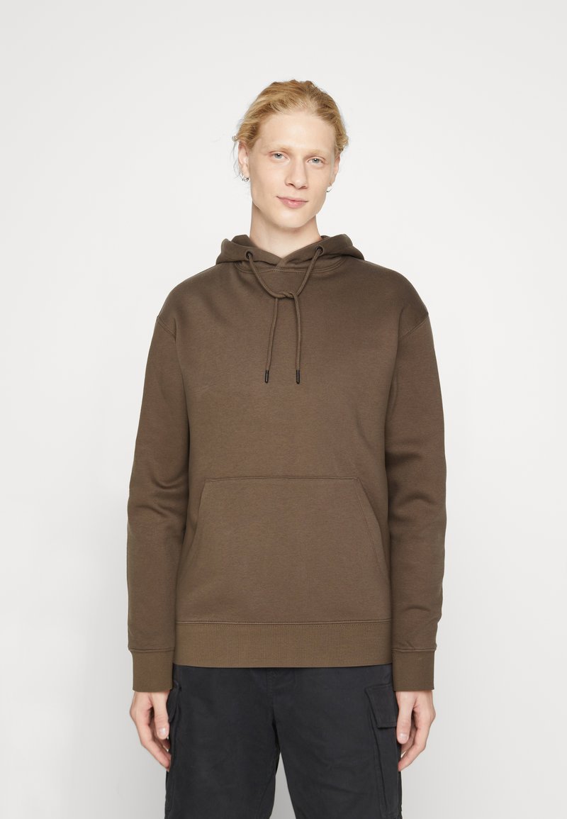 Felpa marrone con cappuccio, tasca a marsupio, chiusura con coulisse, polsini e orlo a coste. Materiale morbido, vestibilità comoda.