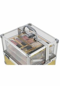 Kirkas akryylinen meikkikotelo, jossa on hopeiset metalliosat, varustettuna kahvalla ja osastoilla, jotka sisältävät erilaisia huulituotteita ja kosmetiikkaa.