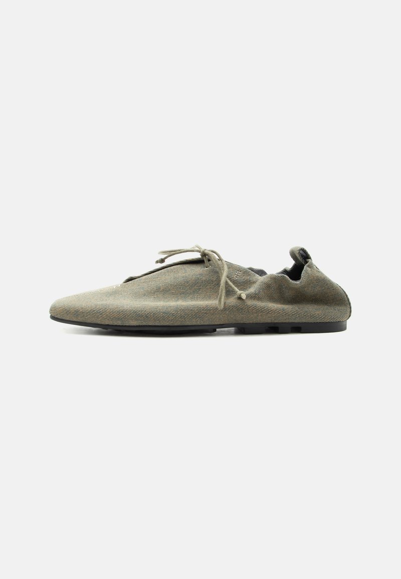 Chaussure en tissu doux vert olive clair avec une semelle fine et des lacets, présentée en profil latéral sur fond blanc uni.