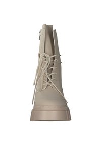 Stivaletti beige con una superficie liscia, caratterizzati da una punta rotonda, lacci frontali e una zip laterale. Suola a piattaforma spessa.