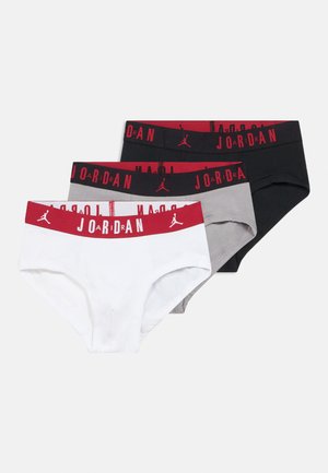 Tre herrer briefs i hvit, grå og svart med røde midjebånd som har "Jordan"-logoen og Jumpman-siluetten.