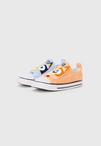 Chaussures slip-on bleu et orange avec une finition en tissu texturé. Présente des designs de visages d'animaux et des rayures contrastantes noir et blanc sur la semelle.