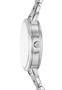 Silverfärgad klocka i rostfritt stål med en polerad rund boett, cirkulär krona och en stilren armbanddesign. Minimalistisk urtavla utan markeringar.