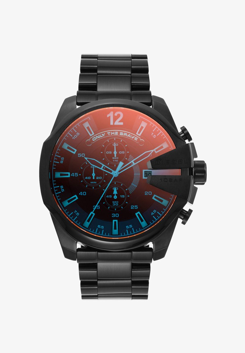 Melns hronogrāfs rokas pulkstenis ar gradienta oranžu un zilu ciparnīcu, kurai ir izteiksmīgi stundu marķieri, metāla siksna un izteikta krona.