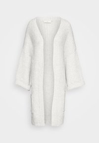 Cardigan lavorato a maglia grigio chiaro con apertura frontale, maniche a tre quarti e tasche laterali. Presenta una texture a coste su tutto il tessuto.