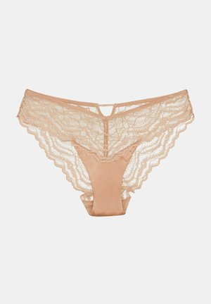 Beżowe koronkowe i satynowe majtki bikini z falbaniastymi brzegami oraz małym otworem w kształcie klucza w centralnej części pasa.