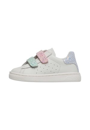 Witte sneakers met geperforeerde zijkanten, uitgerust met twee glinsterende klittenbandsluitingen in roze en blauw, en een gestructureerde, witte rubberen zool.