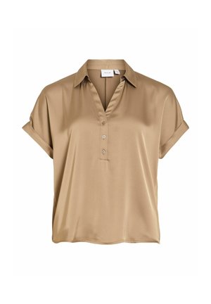 Blouse beige en satin à manches courtes avec col, patte de boutonnage à trois boutons et poignets retroussés, présentée sur fond blanc.