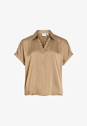 Blusa beige in raso a maniche corte con colletto, abbottonatura a tre bottoni e polsini arrotolati, mostrata su sfondo bianco.