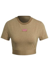 Cropped, beige t-shirt made of soft fabric, featuring a round neckline and short sleeves. It has a pink logo patch on the front.