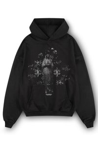 Sweat à capuche noir avec une poche frontale. Le design comprend un graphique central d'une silhouette avec des ornements décoratifs et un motif fleur de lys.
