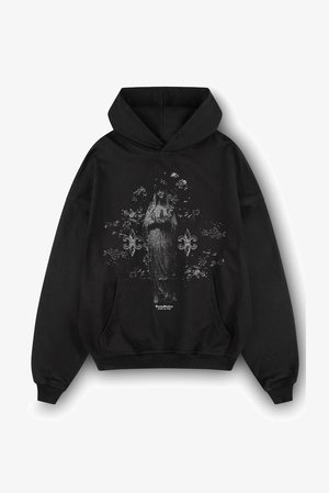 Crna majica s kapuljačom s prednjim džepom. Dizajn uključuje središnji grafički prikaz figure s ukrasnim elementima i uzorkom fleur-de-lis.