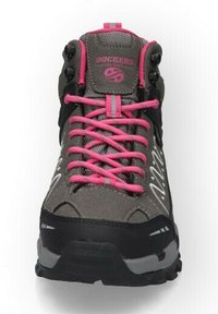 Graue Wanderschuhe mit pinken Schnürsenkeln und Akzenten. Verfügt über ein strukturiertes Obermaterial, eine verstärkte Zehenkappe und eine robuste schwarze Gummisohle.