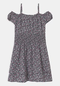 Robe florale décolletée en tissu sombre, dotée d'une taille smockée, de courtes manches bouffantes et de petits motifs de fleurs roses, blanches et bleues.