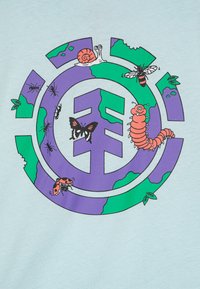Lyseblå t-shirt med et flerfarvet naturinspireret grafisk motiv, hvor insekter og en snegl er arrangeret omkring et cirkulært design.