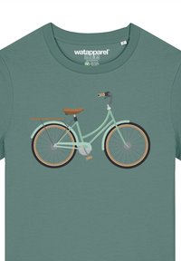 Grünes T-Shirt mit einem Grafikdruck eines mintgrünen Fahrrads mit einem braunen Sattel, schwarzen Rädern und hellbraunen Akzenten.