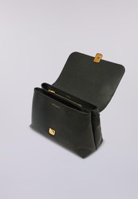 Svart läderväska med guldfinish, öppen klaffdesign, innerfick med dragkedja och slät yta. Utrustad med en fyrkantig guldspänne.