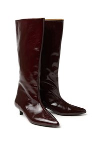 Botas burdeos hasta la rodilla con un acabado brillante, punteras puntiagudas y tacones bajos; elaboradas con material suave y un diseño ajustado y elegante.