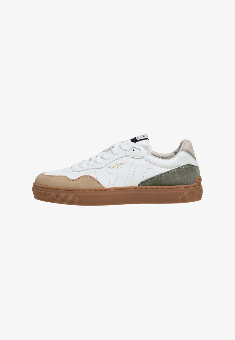 Witte sneakers met beige en groene suède accenten, voorzien van een rubberen zool en gestructureerde stiksels. Logo gedrukt aan de zijkant. Klassiek vetersluiting ontwerp.