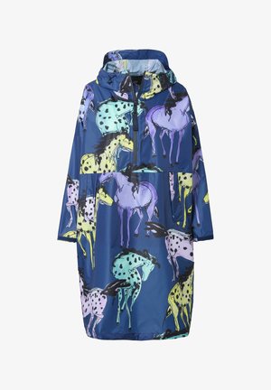 Impermeable azul con un patrón repetido de caballos multicolores, con capucha y cremallera frontal de media longitud para facilitar su uso y ventilación.