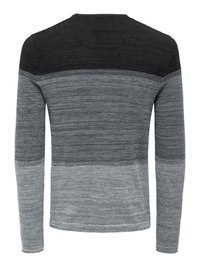 Suéter de punto de manga larga con un degradado de tonos negro a gris, rayas horizontales texturizadas y cuello redondo.