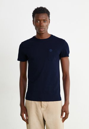Maglietta a maniche corte blu navy in cotone, dotata di una piccola tasca sul petto con un logo. Tessuto liscio, design casual.