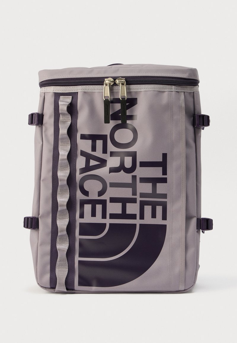 Γκρι υφαντά σακίδια πλάτης με ένα μεγάλο μαύρο λογότυπο. Διαθέτει επάνω φερμουάρ, πλαϊνό μεταλλικό εξάρτημα και υφασμάτινους ιμάντες με υφή για ασφαλείς ρυθμίσεις.